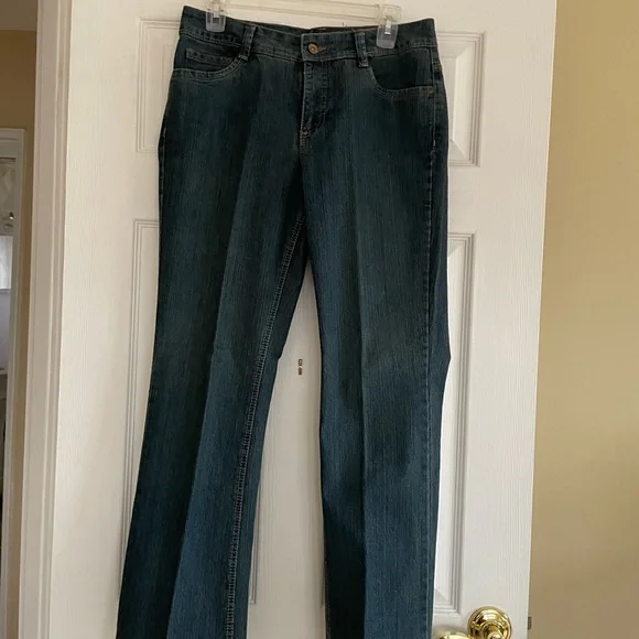 Like new boot cut jeans- size 8 average - Picture 4 of 14